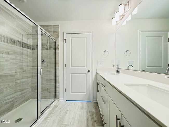Building Photo - 4 Bedroom End Unit Townhome for Rent