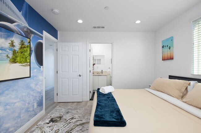 Building Photo - 4-Unit Townhome Community | Luxury Living Near DTLA