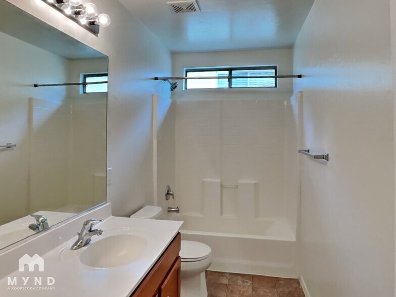 Building Photo - 9977 E Emberwood Dr