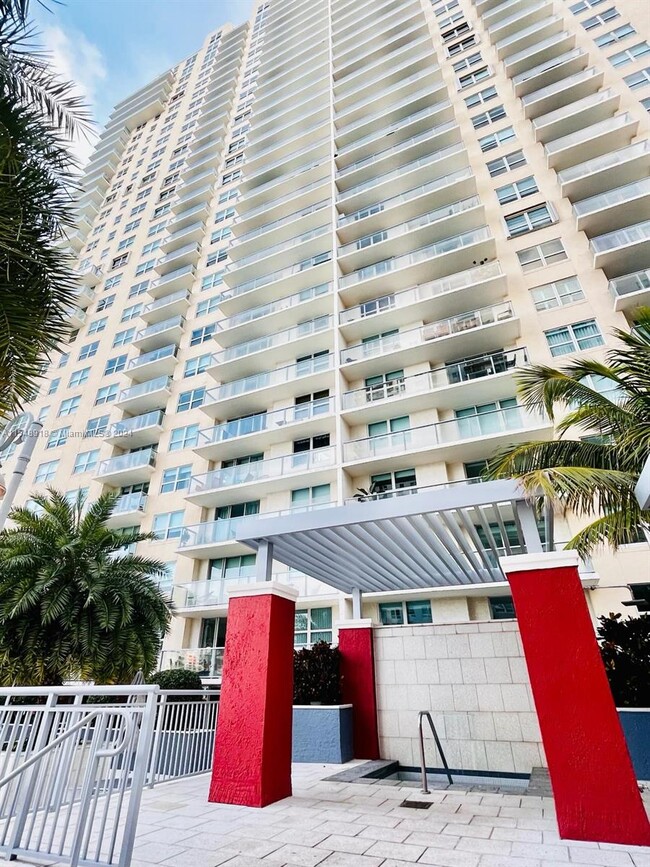 Building Photo - 1155 Brickell Bay Dr