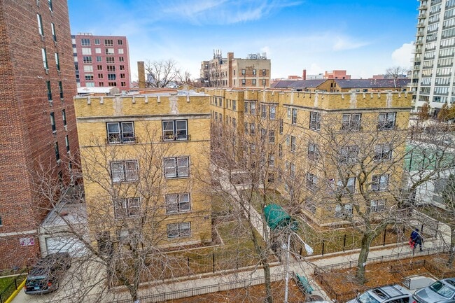 Building Photo - 3912-28 N. Pine Grove