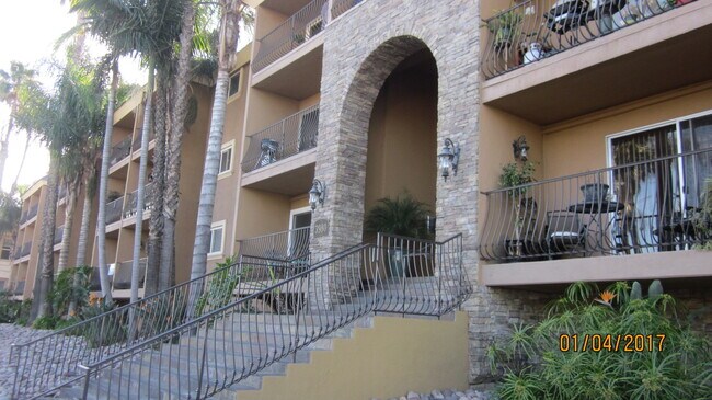 Building Photo - HILLCREST - 1 BED / 1 BATH TOP FLOOR CONDO.