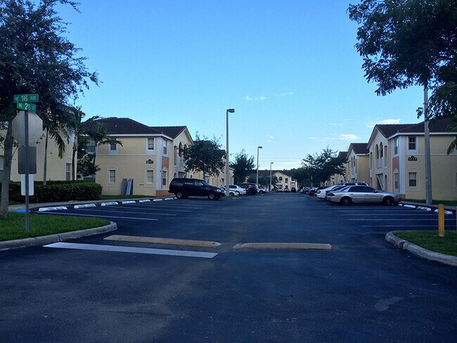 Building Photo - 1663 SE 29th St # 109