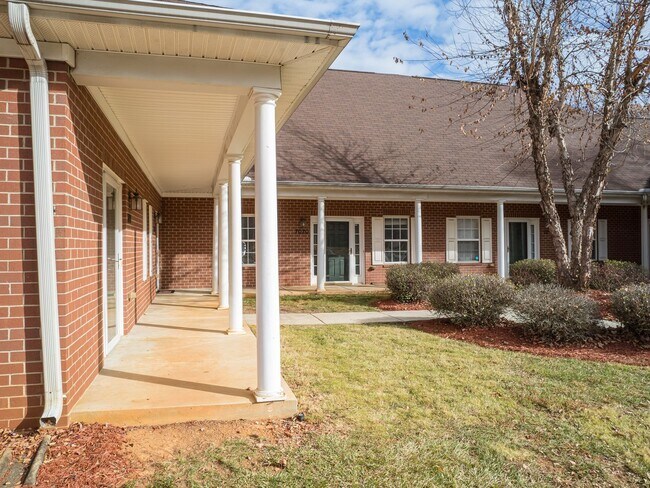 Building Photo - 7020 Somerset Springs