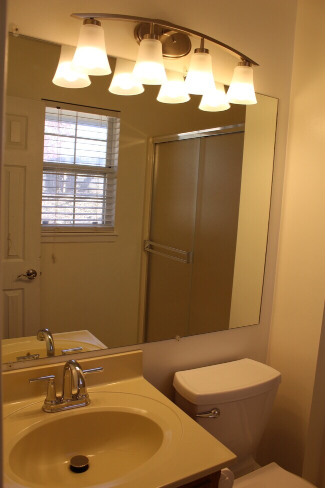 Building Photo - 15404 E 2nd St S