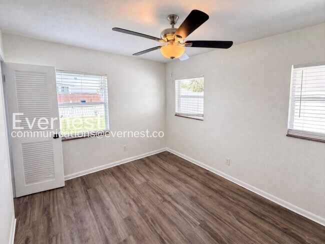 Building Photo - 4 Bed/2.5 Bath Home with Detached Garage / Available Now!