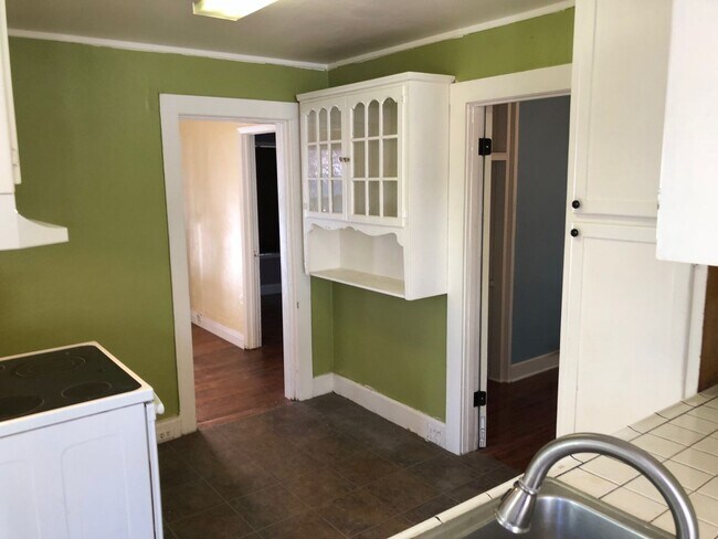 Building Photo - ALL UTILITIES INCLUDED - ONE BLOCK FROM UN...