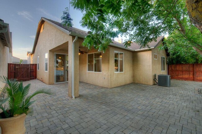 Building Photo - Updated North Clovis 3/2