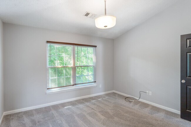 Building Photo - Beautiful end unit in sought-after Nashboro Village