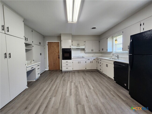 Building Photo - 273 Meadow Ave