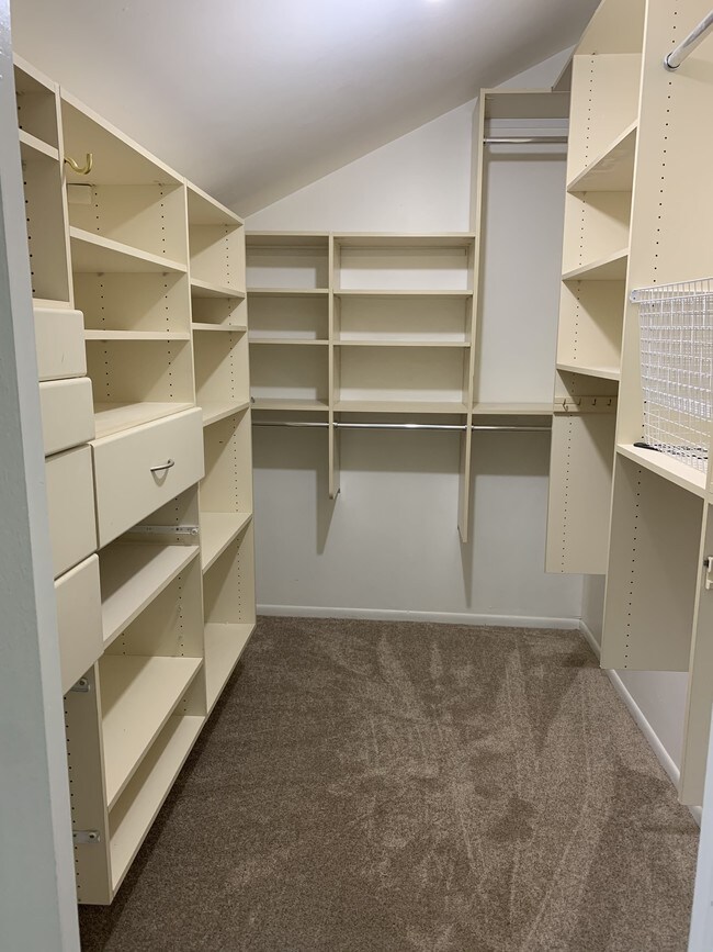 Building Photo - 64 Bond St