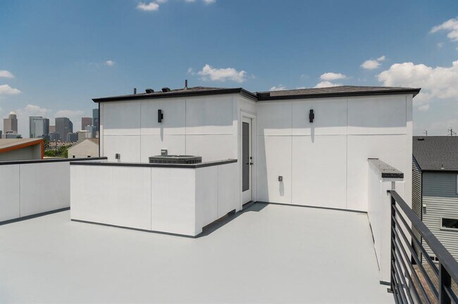Building Photo - 3110 Live Oak St