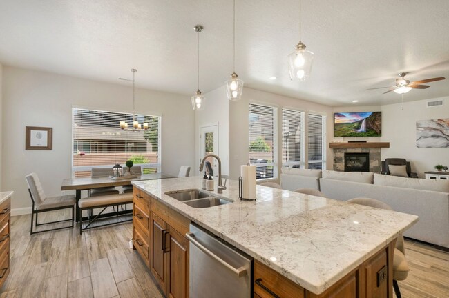 Building Photo - Luxurous 4 Bedroom Golf Course Home