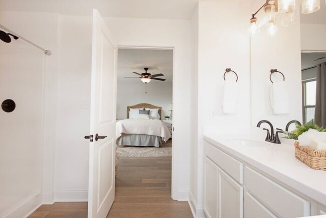 Building Photo - Stunning 3-bed, 2.5 Bath Townhome