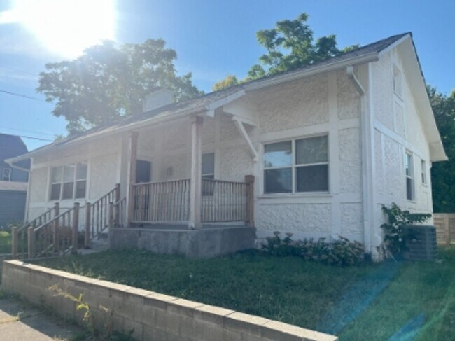 Building Photo - 2 Bed Available now!