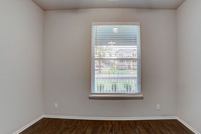 Building Photo - Unique 4/2/2 Near Downtown Tulsa!