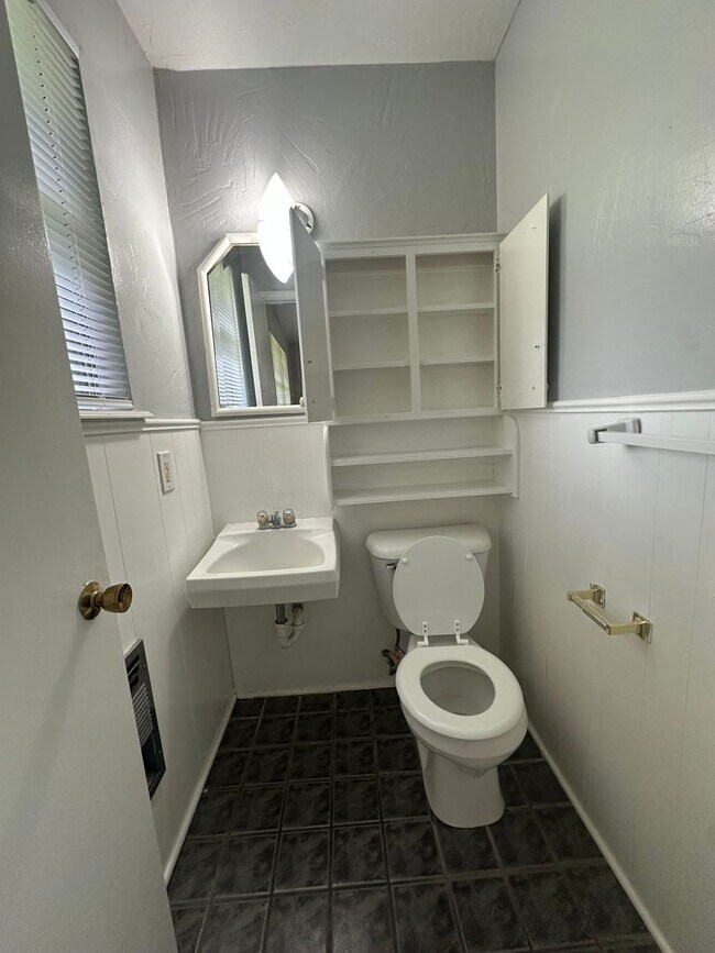 Building Photo - 4844 Woodview Dr