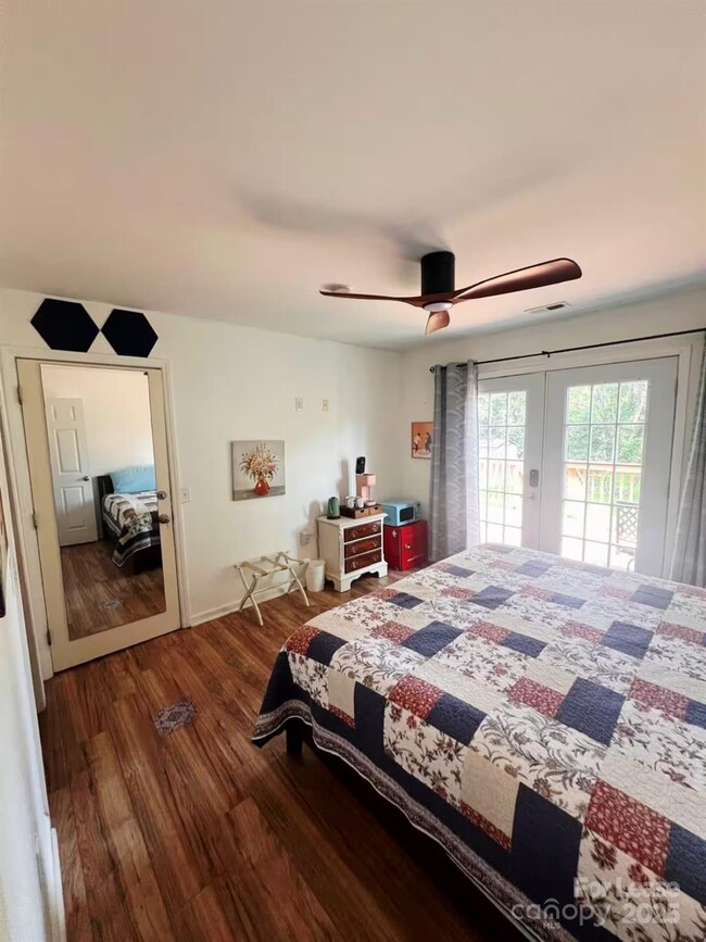 Building Photo - 817 E 17th St