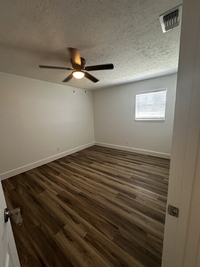 Building Photo - 615 Gardenia St