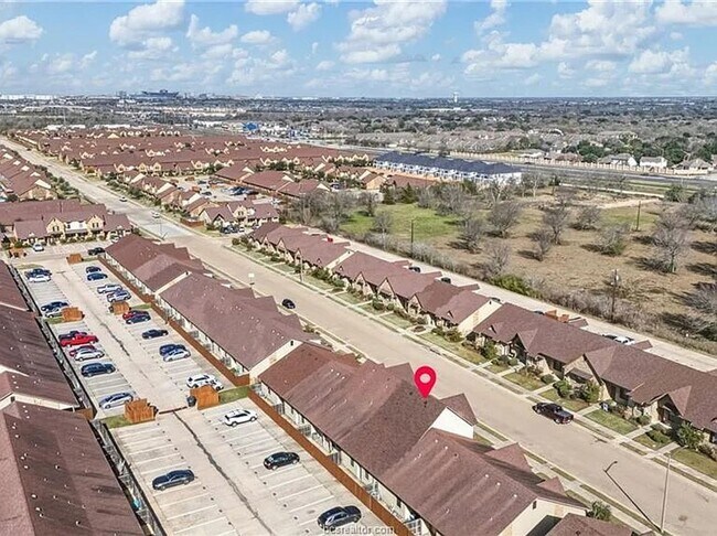 Building Photo - Texas A&M Living at Its Best – Newly Remodeled 4BR/4BA in The Barracks
