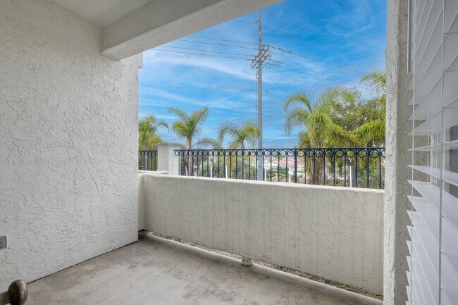 Building Photo - 2Bed/2Bath End Unit in Gated Community~ Ra...