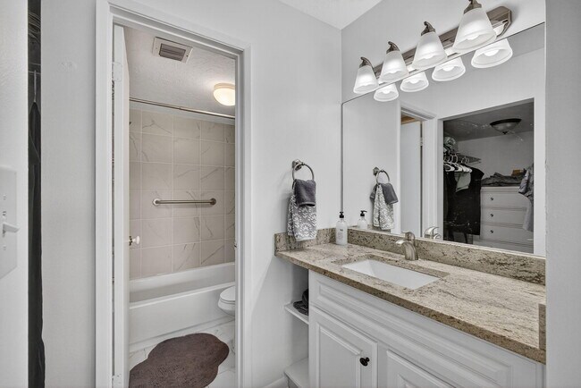 Building Photo - 12790 Briarlake Dr