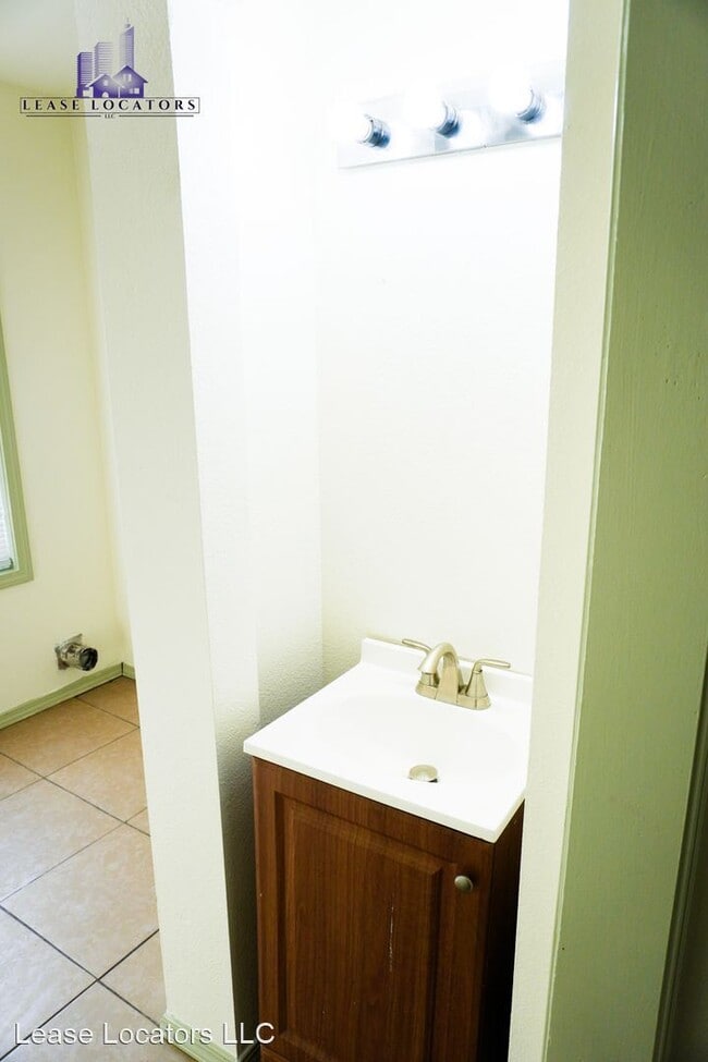 Building Photo - 2 br, 1 bath House - 2059 E 9th St