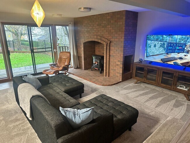 Building Photo - Super Comfortable Furnished Short term rental