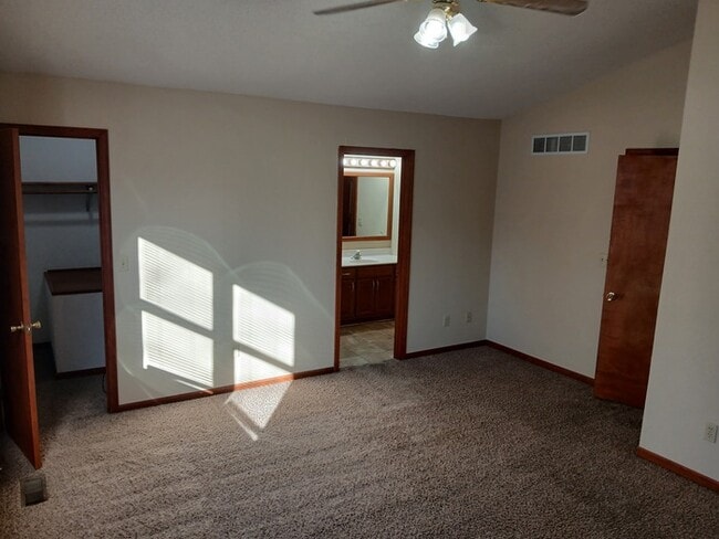 Building Photo - MOVE IN READY!!! 3 Bedroom, 2 Bath, 2 car Garage House For Rent