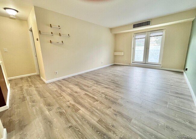 Building Photo - 501 N Barry Ave