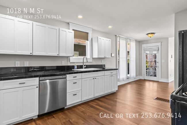 Building Photo - 1018 N M St