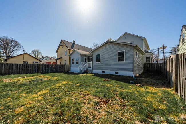 Building Photo - 536 Spruce Ave