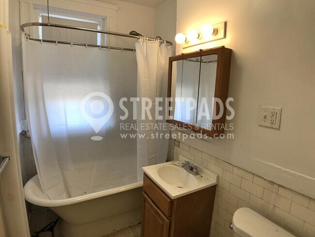 Building Photo - bedroom in Boston MA 02215