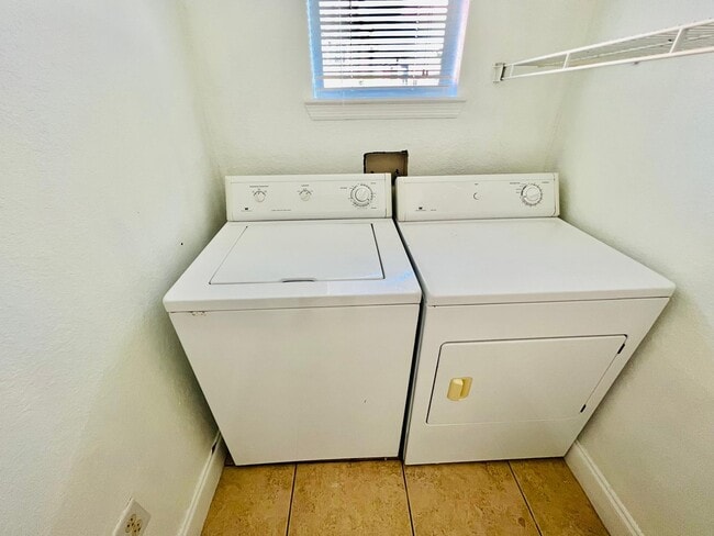 Building Photo - 2200 Key W Ct