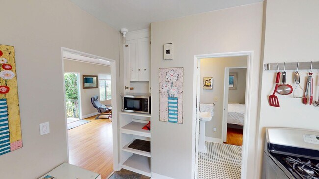 Building Photo - Furnished One Bedroom Available at Granada Court!