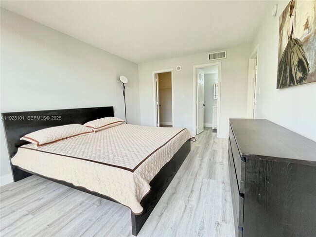 Building Photo - 17021 N Bay Rd