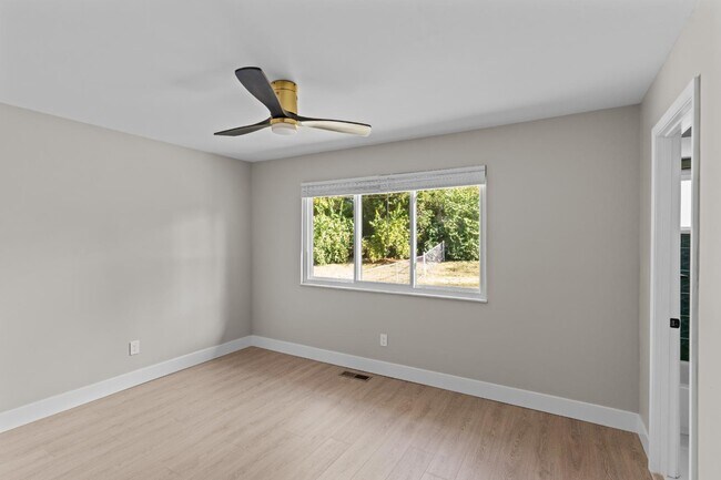 Building Photo - 2180 Glenoro Dr