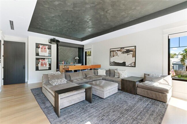 Building Photo - 319 W Frances Ave