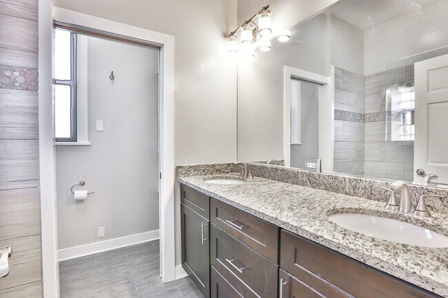Building Photo - HUGE Condo Quality 4bed/2bath in Hot Wicker Park! Central Air! In-Unit Laundry! Deck! FREE Internet!