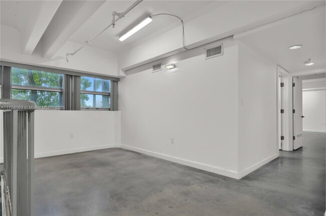 Building Photo - 4332 Collins Ave