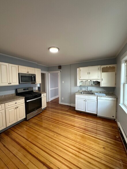 Building Photo - 48 Baker St