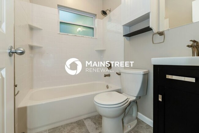 Building Photo - 3 Bedroom Pet-Friendly Home in Tarpon Springs, FL with Main Street Renewal