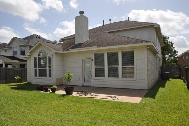 Building Photo - 2222 Drake Falls Dr