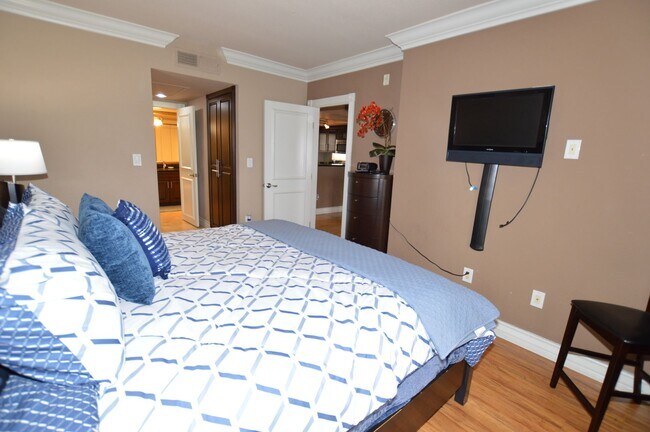 Building Photo - Meridian 1 Bed | 1 Bath Top-Floor Unit with Great City Views.Newly Upgraded with Laminate Floorin...