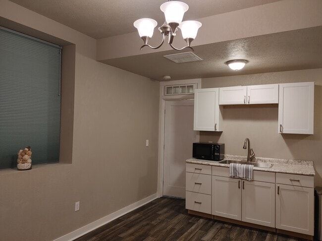 Building Photo - 1619 W Providence Ave