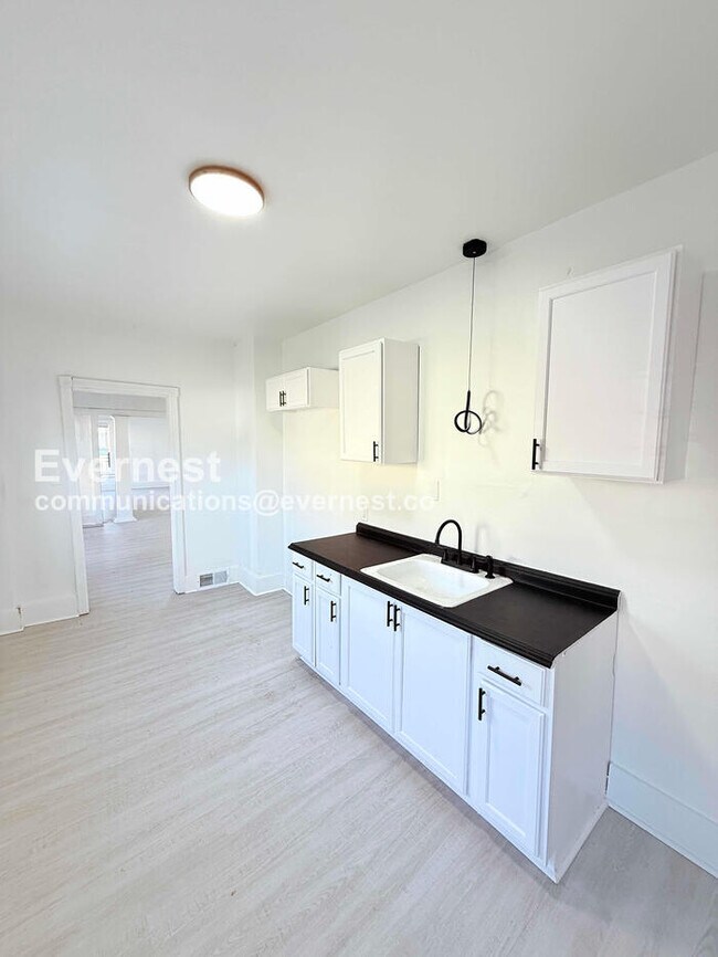 Building Photo - 3 Bed/1 Bath Home with Laundry Hookups / Pet-Friendly / Vouchers Accepted / Available Soon!