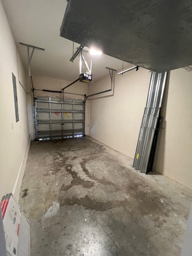 Garage - 938 NE 29th Ter