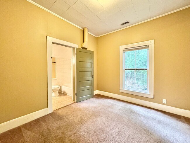Building Photo - 2 Bedroom in College Hill Convenient to UN...