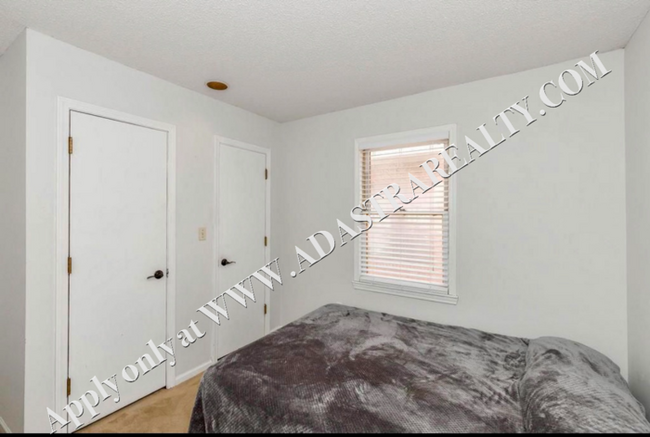 Building Photo - Inviting 3 Bedroom Close to Everything-Ava...