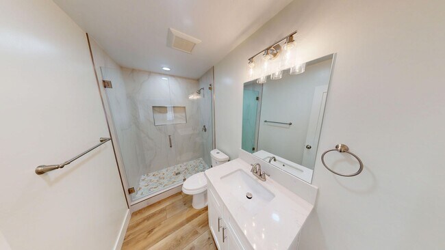 Building Photo - Newly Renovated 5 bedroom house!